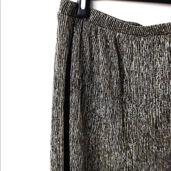 **SOLD** Dex Metallic Pleated Skirt. - Picture 3 of 4